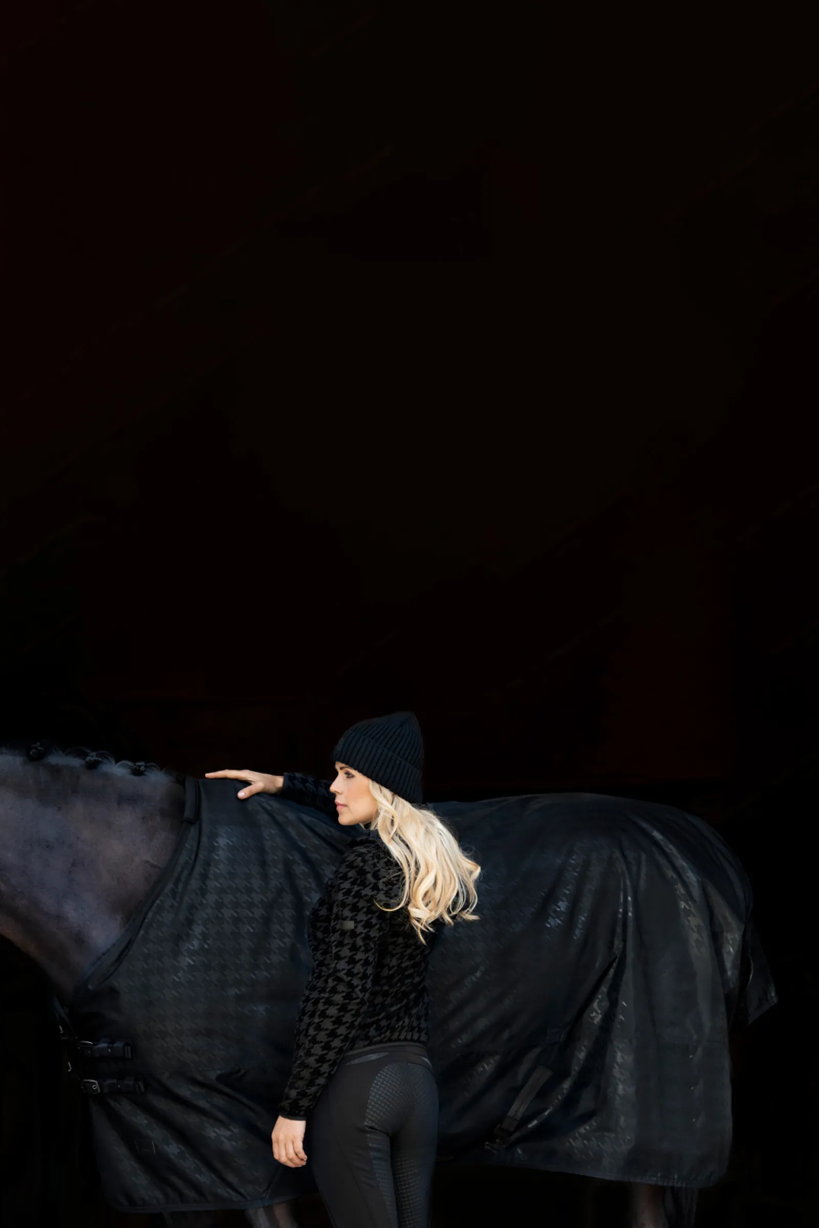 Hot eskadron Essence 22/23 Alpha 1680 Ulkoloimi, 150 G Black